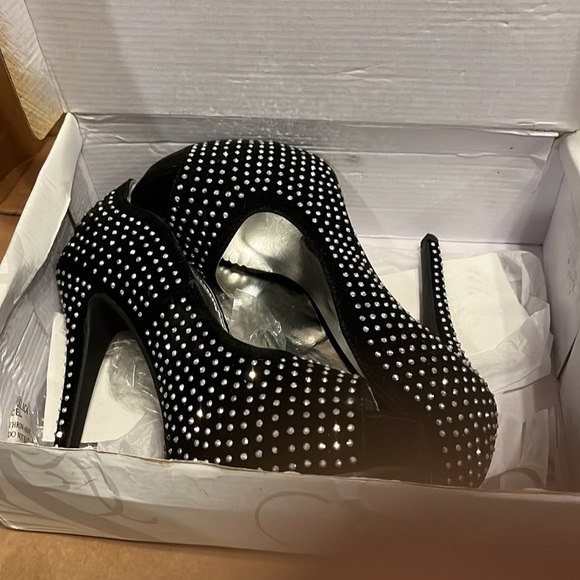 Size 7.5 black studded velour open toe heels - Picture 2 of 5